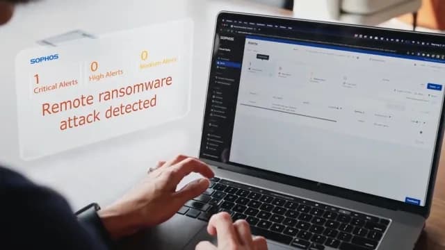 Demonstração oficial da Sophos: notebook com alerta de detecção de ransomware no painel de proteção